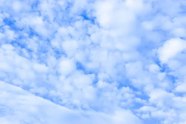 Parlak Güneşli Bir Günde Bulutlu Mavi Gökyüzü Metin Kopyalamak Için — Stok fotoğraf