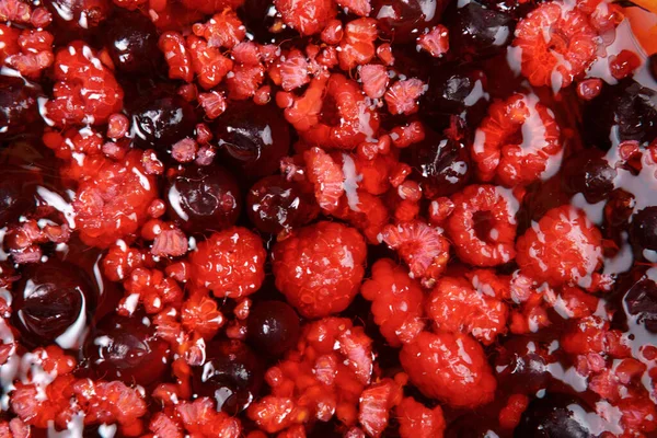 红色覆盆子果冻浆果的质地 从顶部到纹理红色背景 — 图库照片