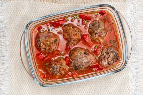 Gehaktballen Vorm Gebakken Oven Met Tomatenpuree Tomaten Uien Specerijen — Stockfoto