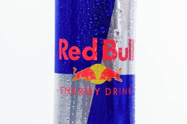 Tyumen, Rusya-01 Kasım 2020: Beyaz arka planda Red Bull Enerji İçeceği. logoyu kapat.