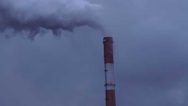 Palenie rur elektrociepłowni selektywne skupienie. zanieczyszczenie atmosfery. wieczór — Wideo stockowe