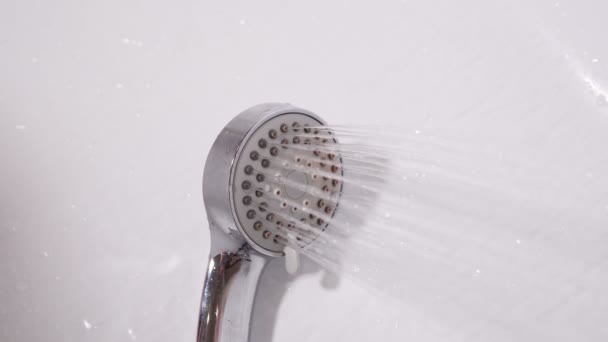 Soffione doccia in bagno di goccioline d'acqua spruzzando giù in bagno. Consumo di acqua, bolletta, economia, deficit ed ecologia. — Video Stock
