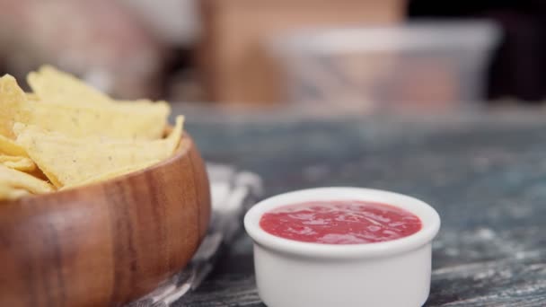 Nachos chips de maíz con salsa picante en la mesa de cerca. enfoque selectivo — Vídeos de Stock