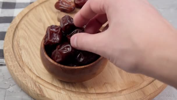 Kurma je sladké sušené rande, běžné jídlo, když ramadán — Stock video