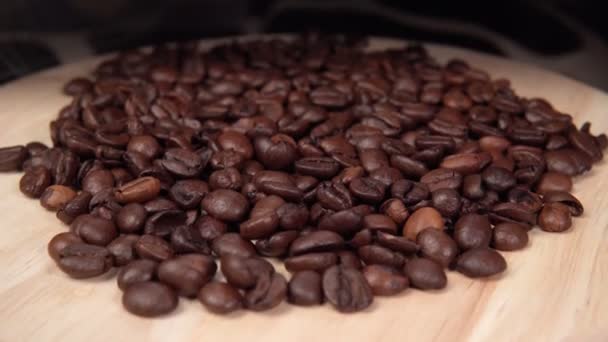 Aromatická kávová zrna v horké páře zblízka na tmavém pozadí. aroma kávy — Stock video