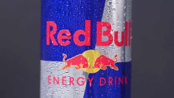 Tyumen, Russia-01 novembre 2020: logo Red Bull Energy Drink. La Red Bull detiene la quota di mercato più alta di qualsiasi bevanda energetica al mondo — Video Stock