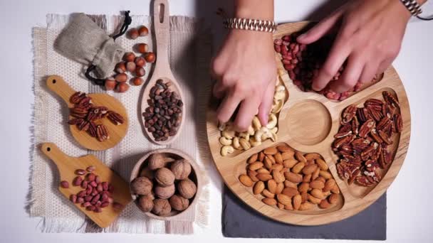 Mélange de noix vue de dessus. Noix de Grenoble, noix de cajou, amande, noix de pécan, noisette, cacahuètes — Video