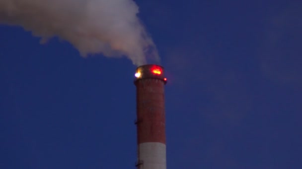 煙の工業用パイプ夜。工業地帯、環境汚染選択的フォーカス — ストック動画
