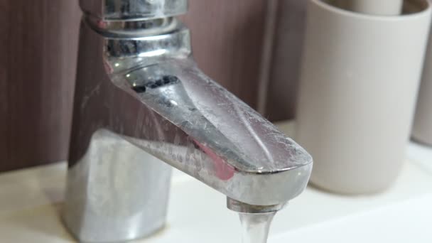 Dito mano uomo che punta al rubinetto dell'acqua calcificata in bagno. Concetto problematico. — Video Stock