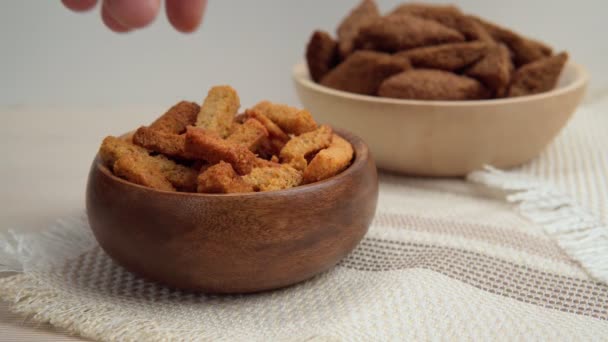 Zelfgemaakte croutons van droge broodcrackers. gebruik van producten. voor geen afval. — Stockvideo
