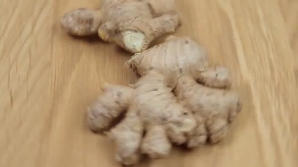 Ginger close up κλώση σε ξύλινο φόντο. επιλεκτική εστίαση — Αρχείο Βίντεο
