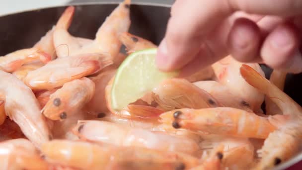 Cocinar los camarones de cerca con lima en una sartén. enfoque selectivo — Vídeos de Stock