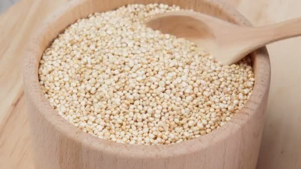 Quinoa dans un bol table de cuisine. Alimentation saine et super-alimentaire. — Video