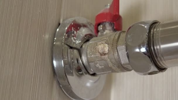 Rouille corrosion du robinet d'eau, pour l'eau. tuyau rouillé. focus sélectif — Video