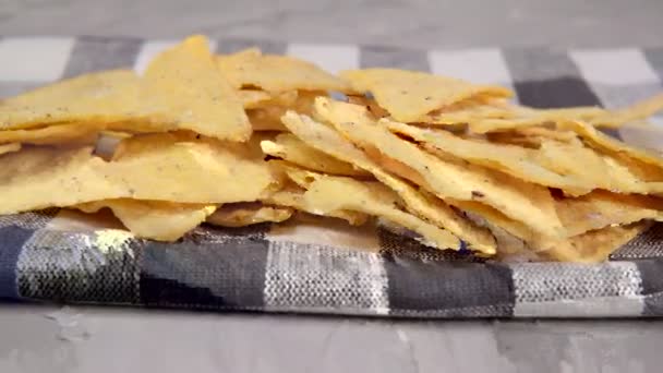 Crisp aur porumb mexican close-up, chips-uri, gustări. focalizare selectivă — Videoclip de stoc