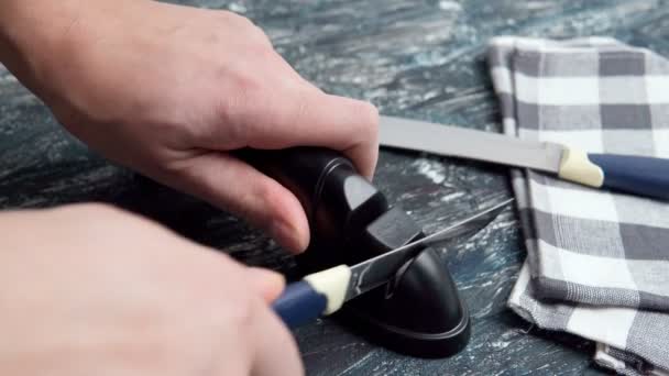 用磨刀石磨碎厨房的金属刀.家居磨刀. — 图库视频影像