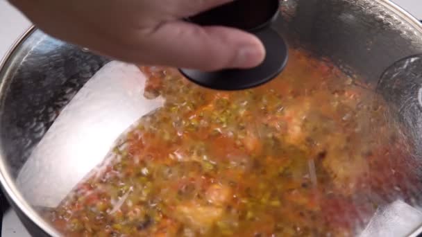 Mung fazole vařící s Tureckem a rajčaty. detailní záběr. vaření domácí jídlo — Stock video