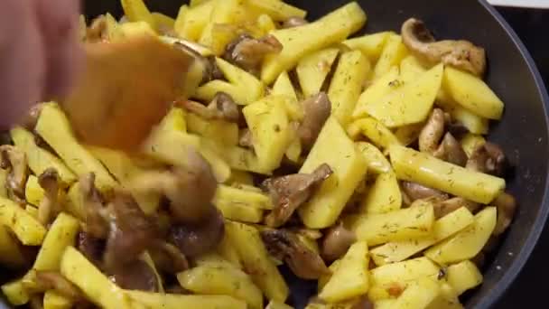 Deliciosos champiñones fritos cocidos en una sartén. Las setas de ostras fritas con las patatas en la sartén — Vídeo de stock