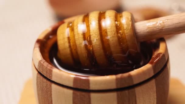 木製のボウルに蜂蜜。マクロを閉じます。健康的な有機蜂蜜。選択的焦点 — ストック動画