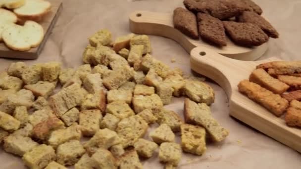 Zelfgemaakte broodcroutons. Krokante broodblokjes, droge roggekruimels, beschuit. vlakke lay — Stockvideo