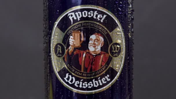 Tyumen, Rusland-december 23, 2020: Apostel Weissbier Dunkel bier Eichbaum Schwarzbier bier — Stockvideo