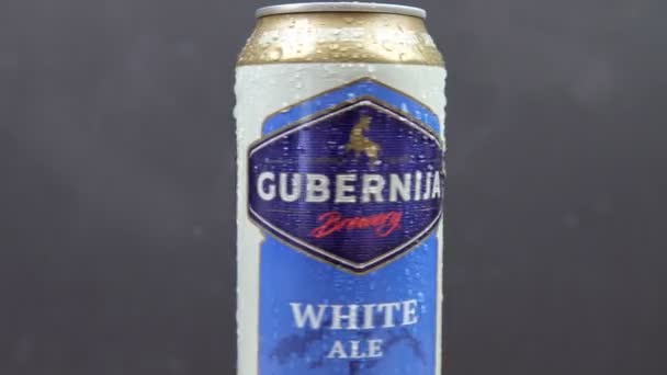 Tyumen, Rússia-23 de dezembro de 2020: Gubernija cerveja branca, ale 1 pint. alumínio pode foco seletivo. produzido em Siauliai, Lituânia — Vídeo de Stock