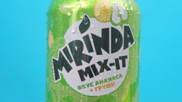 Tyumen, Russia-December 10, 2020: Miranda dengan rasa nanas dan pir. logo tutup fokus selektif — Stok Video