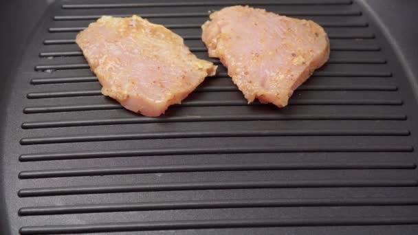 Surowy kurczak na patelni. gotowanie żywności — Wideo stockowe