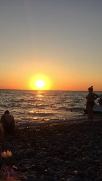 Sotsji, Rusland-17 september 2020: zonsondergang op zee met mensen verticale video — Stockvideo