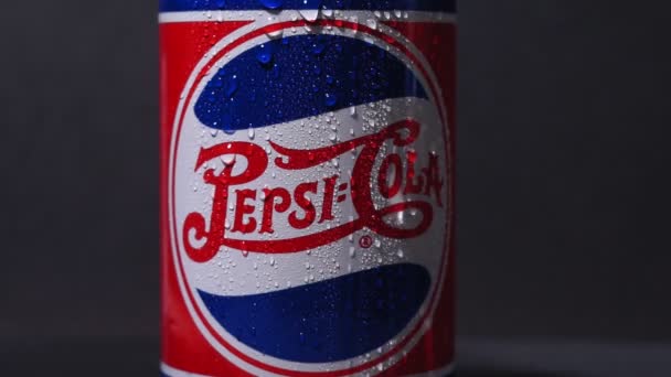Tyumen, Russie-01 novembre 2020 : La canette en aluminium de Pepsi boit un gros plan logo PepsiCo avec des gouttes d'eau. focus sélectif — Video