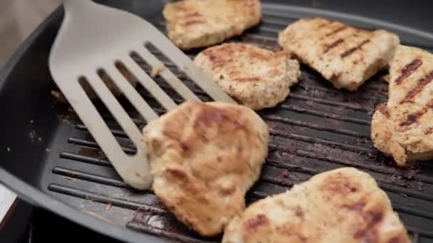 Κρέας κοτόπουλου με μπαχαρικά σε μια κατσαρόλα σχάρα. φιλέτο κοτόπουλου. — Αρχείο Βίντεο
