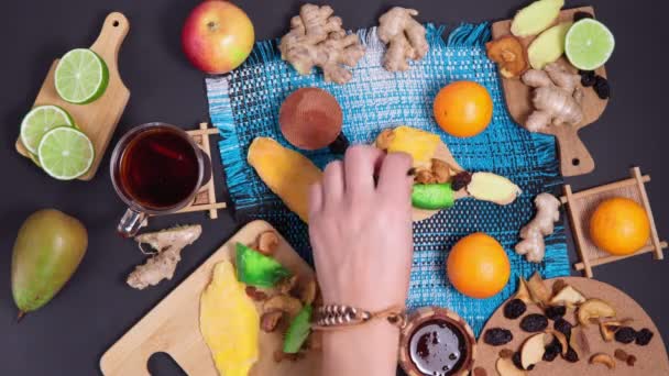 Fruits secs sains, collations, aliments sains. nourriture végétarienne. pose plate — Video