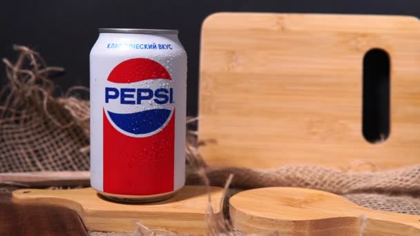 Tyumen, Rusia-01 de noviembre de 2020: Latas de Pepsi en un estilo rústico retro. propiedad de la empresa estadounidense PepsiCo. — Vídeo de stock