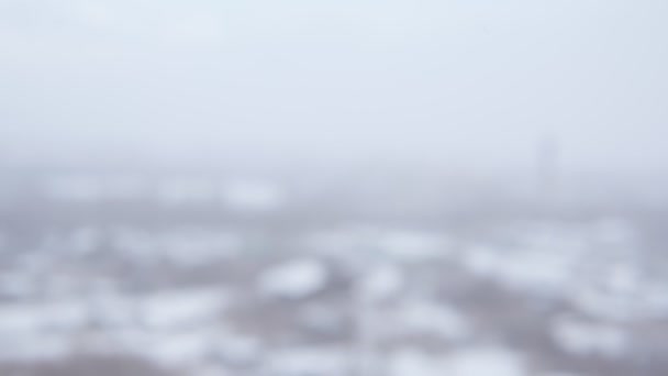 Invierno en la ciudad, ventisca. Nieve de invierno, edificios residenciales. Fondo borroso. Primer plano.. — Vídeo de stock