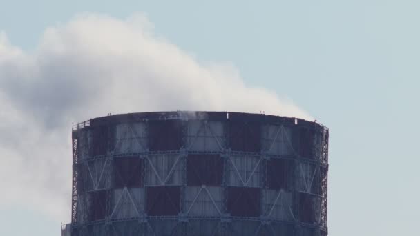 연기는 배기관을 쌓는다. 대기중에 연기 생태계 오염을 일으키는 오염 물질, 공장 오염 물질. — 비디오