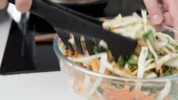 Ensalada de col y pepino. en un plato transparente, comida sana. enfoque selectivo — Vídeo de stock