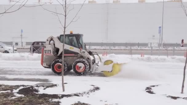 Tyumen, Rusko-5. března: Vykopávač čistí ulice od velkého množství sněhu ve městě. Jak vyčistit cestu od sněhu. — Stock video