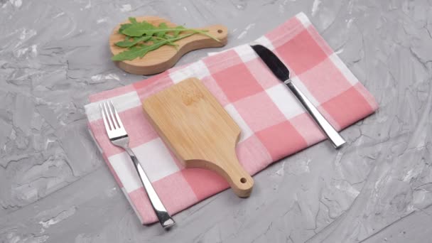 Reloj despertador y sartén huevo frito con tenedor y cuchillo. El concepto de desayuno — Vídeos de Stock