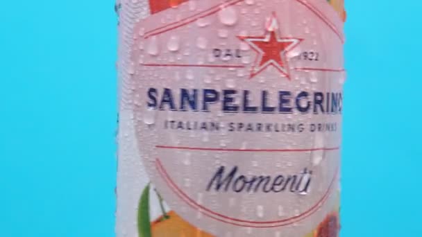 Tjumen, Russland - 10. Dezember 2020: Sanpellegrino Sparkling Orangensaft kann aus nächster Nähe betrachtet werden. Italienische Marke für natürliches Mineralwasser. — Stockvideo