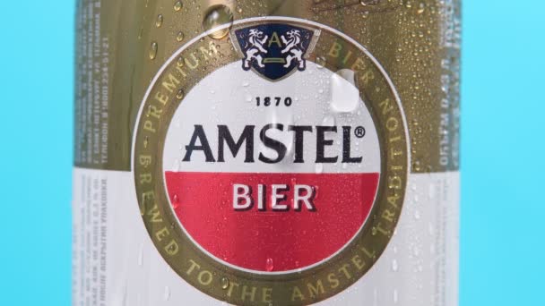 Tyumen, Rusland-10 december 2020: Amstel premium pilsener bierblikken logo van alcoholvrij bier close-up. selectieve focus — Stockvideo