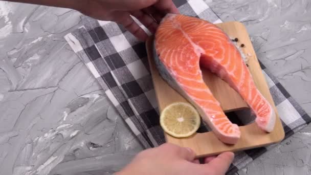 Steak de saumon cru frais, sel de mer, citron, épices. Ingrédients pour préparer un dîner sain. Concept d'alimentation saine. — Video