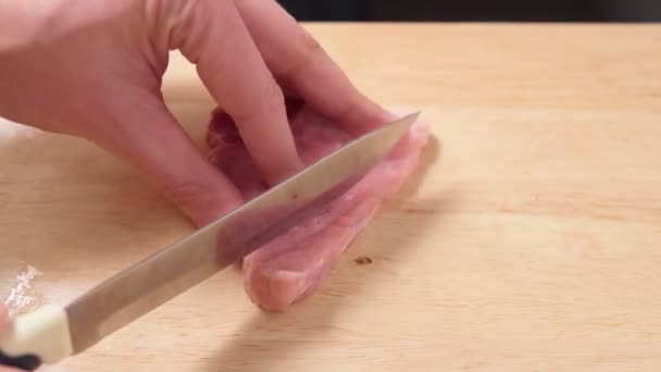 Tagli da macellaio con coltello carne di maiale cruda, fresca e insanguinata per cucinare in cucina in tavola. — Video Stock