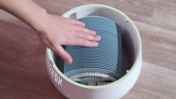 Air purifier in the room. Air washing system. — Stock Video