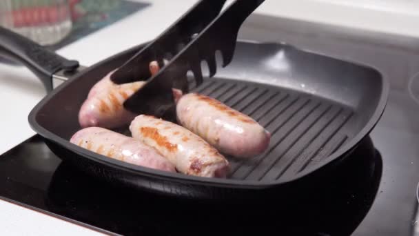 香肠在锅里早餐烤肉香肠。烹调食物 — 图库视频影像