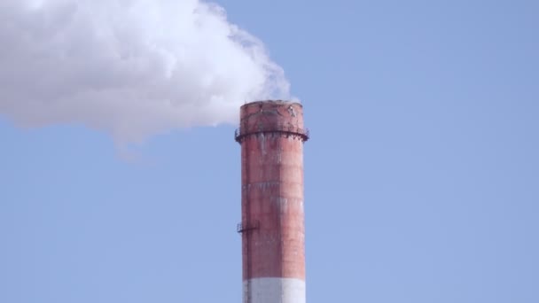 Электростанция с трубами. концепция загрязнения окружающей среды, город — стоковое видео