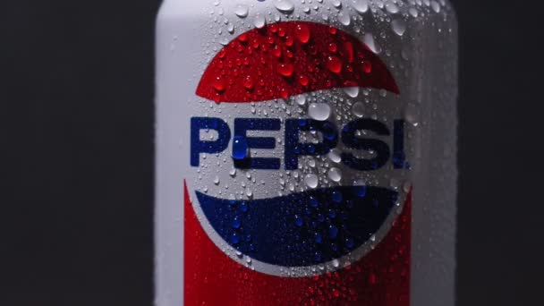 Tyumen, Rosja-listopad 01, 2020: Zbliżenie logo Pepsi coli, gazowanego napoju bezalkoholowego produkowanego i produkowanego przez PepsiCo. — Wideo stockowe