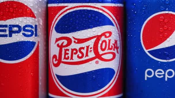 Tyumen, Rusland-01 november 2020: Pepsi drink close-up PepsiCo logo met waterdruppels. selectieve focus — Stockvideo