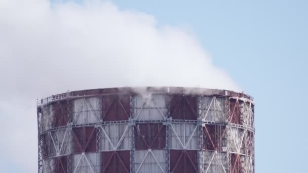 Rauch aus Industrieröhren nähert sich. gegen den blauen Himmel. Raum für Text — Stockvideo