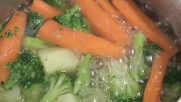 Boiled vegetables carrot broccoli. Cooking Healthy Food. slow motion — Stock Video