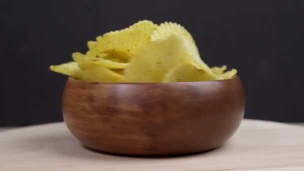 Potatisflingor snurrar närbild. selektivt fokus. snabbmat — Stockvideo